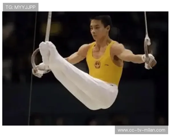 体操单杠运动员失手空翻仍成功落地