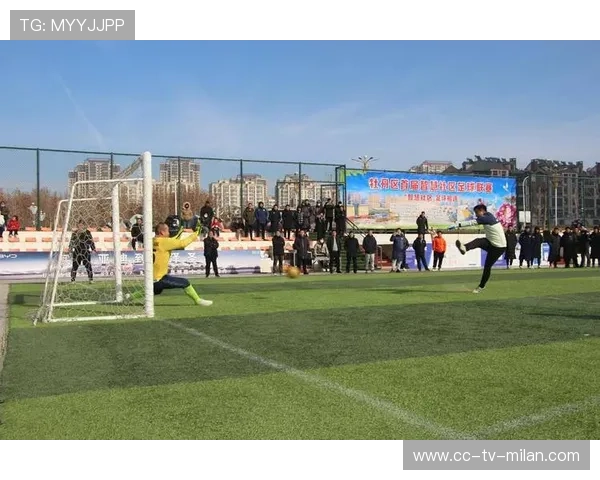 冠军球队球员参与社区文化活动促进城市体育文化建设，社区足球文化