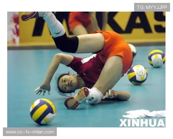 女排自由人飞身救球太拼，尽显巾帼风采