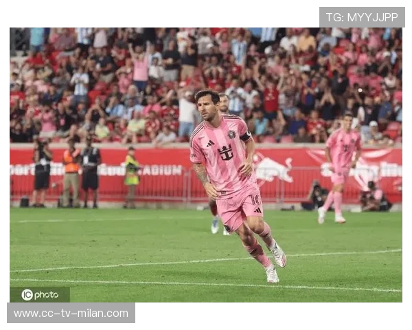 梅西弧顶分球到翼侧，迈阿密国际下底传中，梅西 迈阿密